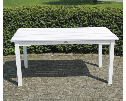 Vitt rektangulärt trädgårdsbord med ribbad bordsskiva utomhus.