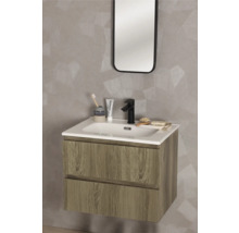 Modern vägghängd kommod i trälook med två lådor, vitt tvättställ, svart blandare och matchande spegel.