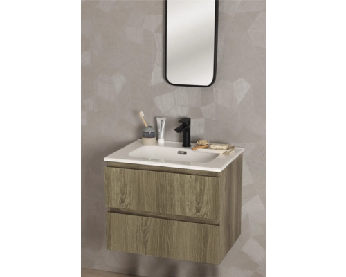 Modern vägghängd kommod i trälook med två lådor, vitt tvättställ, svart blandare och matchande spegel.