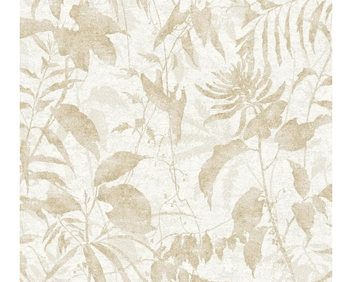 Tapet med blommönster av löv och ormbunkar i ljusbeige på vit bakgrund med diskret struktur.