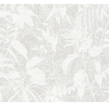 Non-woven tapet med floralt bladmöster och strukturerad yta i ljus stenlook.