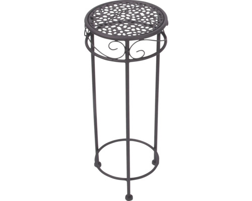 Runt blompiedestal i metall med perforerad yta och dekorativa ornament.