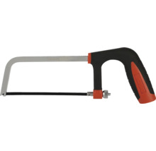 Bågfil med ergonomiskt handtag och sågblad för precisa snitt i metall.