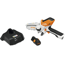 Stihl batteridriven grensåg GTA 26 i set med batteri och laddare för beskärning av träd och buskar.