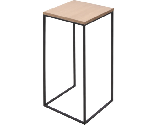 Högt sidobord med kvadratisk bordsskiva i ljust trä och svart metallunderrede.