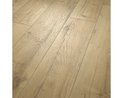 Laminatgolv i ekutseende med naturlig träådring och strukturerad yta, lagt i förband.