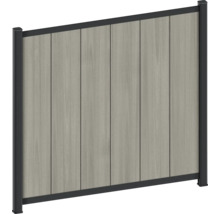 Insynsskyddande staketpanel med vertikala brädor i trälook och svart metallram.