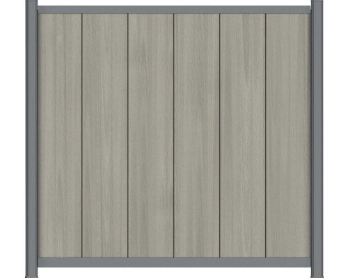 Insynsskyddspanel av WPC med vertikala lameller i trädekor och grå metallram.