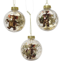 Tre julgranskulor i glas med musfigurer i vinterkläder och guldfärgat glitter.