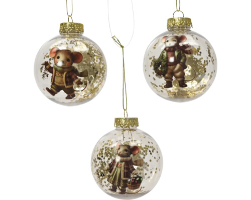 Tre julgranskulor i glas med musfigurer i vinterkläder och guldfärgat glitter.