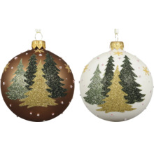 Två julkulor i glas med glittrande julgransmotiv och prickar, en brun och en vit.