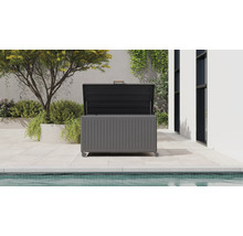 Öppen dynbox för trädgård med hjul och handtag på en modern terrass vid en pool med växter.