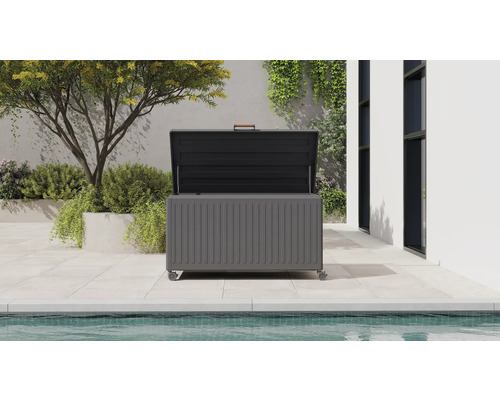 Öppen dynbox för trädgård med hjul och handtag på en modern terrass vid en pool med växter.