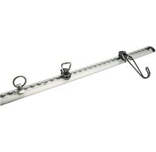 Skena för lastsäkring i aluminium med olika fästen som öglor och en krok för säkring av last.