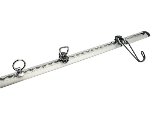 Skena för lastsäkring i aluminium med olika fästen som öglor och en krok för säkring av last.
