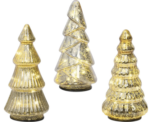 Tre belysta julgranar av glas i olika utföranden med guldfinish.