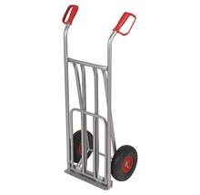 Pirra av metall med röda handtag och svarta luftgummihjul.