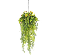 Konstgjord hängväxt med gröna ormbunksblad och orange blommor på en metallkedja med krok.