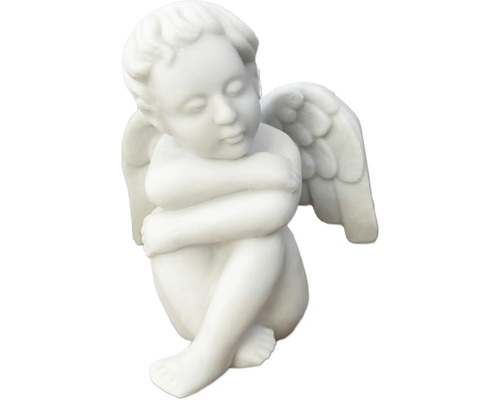 Vit sittande änglafigur av konststen med korsade armar.