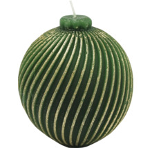 Grönt ljus i form av en kula med räfflad yta och guldinslag, designat som en julkula med veke upptill.