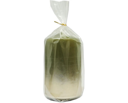 Olivgrönt blockljus i transparent plastförpackning med guldfärgad förslutning.