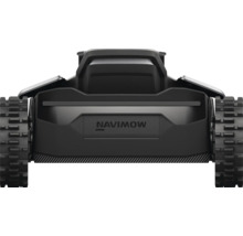 Robotgräsklippare Navimow i svart med grovmönstrade bakhjul och Navimow-logotyp, baksida.