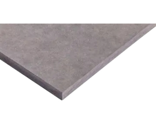 Terrassplatta i granitkeramik med betonglook grå och strukturerad yta.