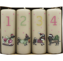 Set med fyra beige adventsljus med siffrorna ett till fyra, motiv av taxar i vinterkläder och små stjärnor.