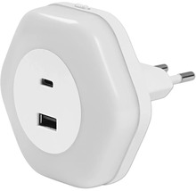 Vit LED-nattlampa för vägguttag med USB-C- och USB-A-laddningsportar.