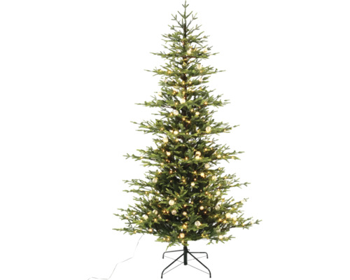 Konstgjord julgran med LED-belysning, julkulor och julgransfot i metall.