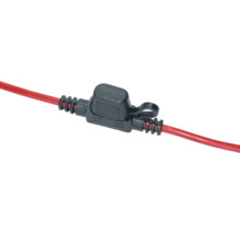 Stänkskyddad flatsäkringshållare med röd kabel och svart skyddslock.