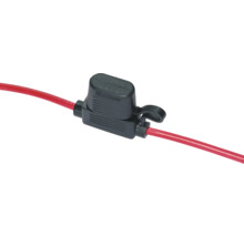 Vattentät bladsäkringshållare med röd kabel och svart skyddslock för fordon.