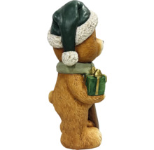 Julfigur nallebjörn med grön tomtemössa, grön halsduk och ett litet paket.