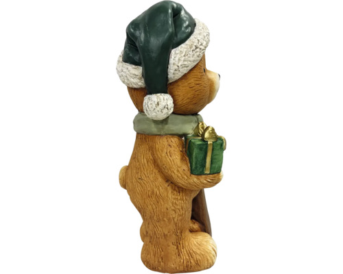 Julfigur nallebjörn med grön tomtemössa, grön halsduk och ett litet paket.