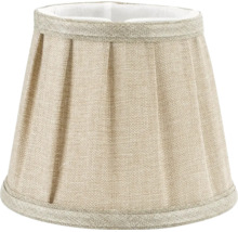 Plisserad beige lampskärm av strukturerat tyg i linneoptik med dekorativ kant upptill och nedtill.