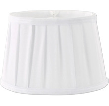 Plisserad lampskärm av vitt tyg med rund konisk form.