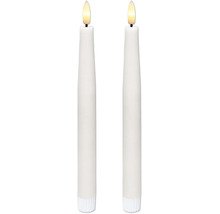Två vita LED-antikljus med varmvit flammande låga.