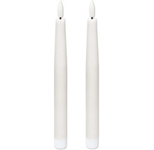 Två vita LED-kronljus med flamformade lampor.