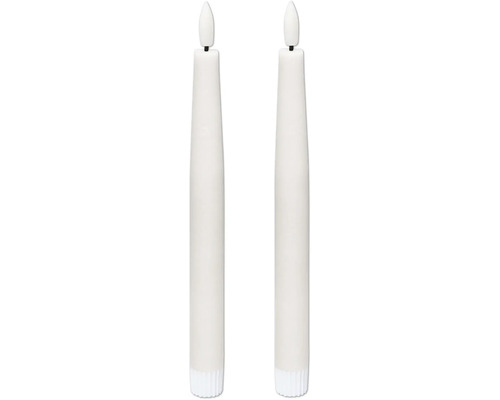 Två vita LED-kronljus med flamformade lampor.