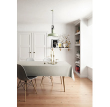 Ljust inredd matplats med trägolv, grådukat matbord, moderna stolar och juldekorationer på hyllan och bordet.