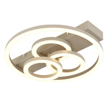 Modern LED-taklampa med fyra överlappande ringar av metall och plast, varmvitt ljus.