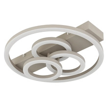 Modern LED-taklampa med fyra överlappande ringar av metall och plast.