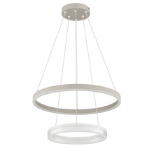 Modern LED-pendellampa med två ringformade belysningselement i olika storlekar upphängda i tunna vajrar.