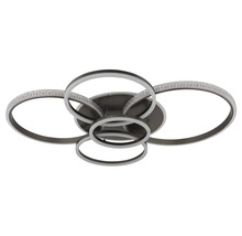 Modern LED-taklampa med flera överlappande ringar, delvis med kristalleffekt.