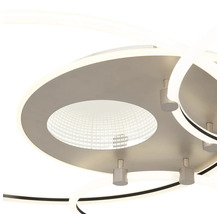 Modern LED-taklampa i metall med böjda ljuselement och en central rund oändlighetsspegeleffekt.
