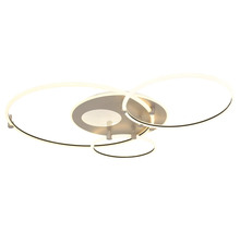 Modern LED-taklampa med tre överlappande ringar av metall och plast.