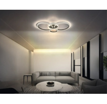 Modern LED-taklampa i ringdesign i ett ljust vardagsrum med grå soffa och marmorbord.