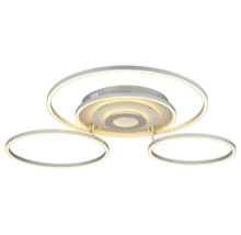 Modern LED-taklampa i silver med tre ringar och varmvitt ljus.
