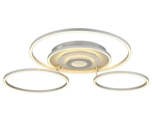 Modern LED-taklampa i silver med tre ringar och varmvitt ljus.