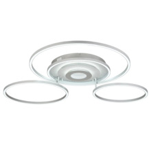 Modern taklampa med tre ringformade element och en rund bas.